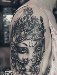 女人手臂一张流行经典的黑白象神纹身图片