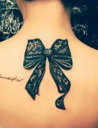 女性背部一款超可爱超性感的蝴蝶结纹身