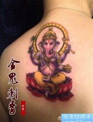 女人后背前卫流行的象神纹身图片