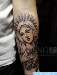 手臂前卫流行的一张圣母玛利亚纹身图片