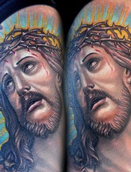 大臂的一组耶稣肖像纹身作品