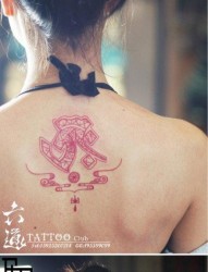女人后背前卫经典的虚空藏菩萨梵文纹身图片