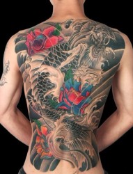 鳌鱼和莲花组合的一款大气的背部纹身