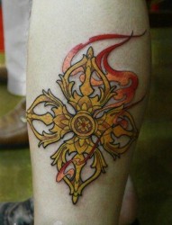 腿部经典流行的一张金刚杵纹身图片