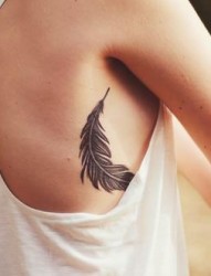 女性胸部漂亮的羽毛纹身