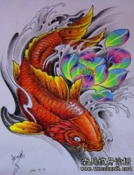 华丽的彩色鲤鱼莲花纹身图案
