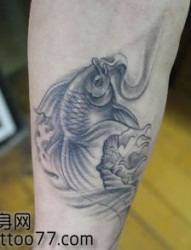 手臂黑灰小金鱼纹身图片