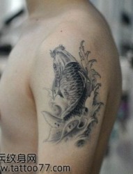 一张手臂黑灰鲤鱼纹身图片