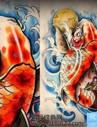 适合做满背的鲤鱼菊花纹身图片
