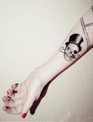 女性手臂时尚的骷髅刺青