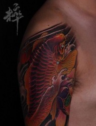 手臂一张传统彩色鲤鱼纹身图片
