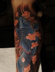 腿部精美的彩色鲤鱼纹身图片