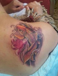 一张女孩子肩背彩色小鲤鱼莲花纹身图片