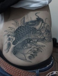 一张腰部黑灰鲤鱼莲花纹身图片