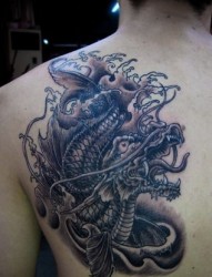 一张肩背帅气的鳌鱼纹身图片