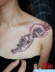 女人胸部经典的九尾狐纹身图片