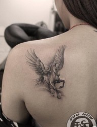 女人肩背好看的天马纹身图片
