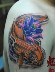 手臂好看的彩色鲤鱼莲花纹身图片