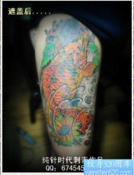 男生腿部漂亮的彩色鲤鱼纹身图片