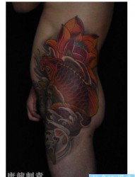 男生臀部好看的传统彩色鲤鱼莲花纹身图片