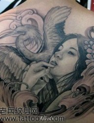 一张背部古典美女白鹤纹身图片