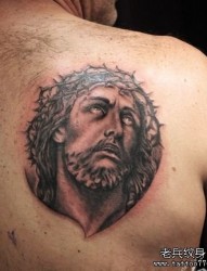 肩背一张耶稣肖像纹身图片
