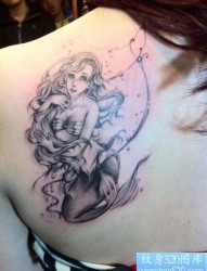 女孩子肩背可爱的美人鱼纹身图片