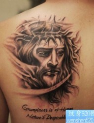 背部一张耶稣肖像纹身图片