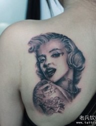 女孩子背部玛丽莲梦露肖像纹身图片