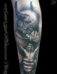男生腿部超酷的恶魔与耶稣纹身图片