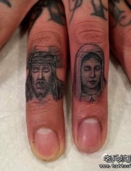 手指小巧经典的耶稣肖像纹身图片
