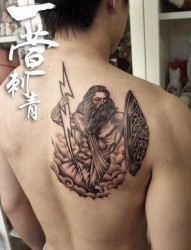 男生后肩背一张宙斯纹身图片