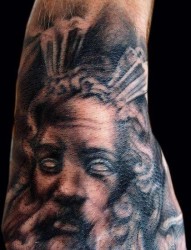 手背前卫经典的一张耶稣肖像纹身图片