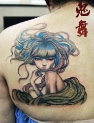 女人后肩背漂亮的插画美女纹身图片