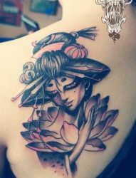 女人肩背时尚漂亮的艺妓纹身图片