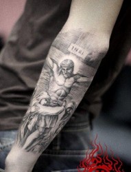 手臂流行经典的黑白耶稣纹身图片