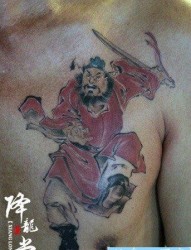 男生胸前经典的水墨风格的钟馗纹身图片