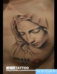 胸前一张流行经典的圣母肖像纹身图片