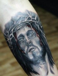 手臂一张经典很酷的耶稣肖像纹身图片