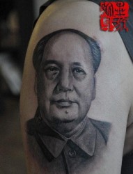 手臂经典前卫的一张毛主席纹身图片