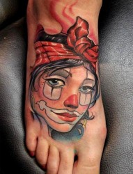 脚背上一张小丑肖像纹身图片