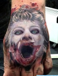 手背上一张小丑肖像纹身图片