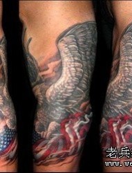 老鹰纹身图片：手臂老鹰国旗纹身图案