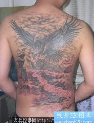 老鹰纹身图片：一张经典帅气满背老鹰纹身图案