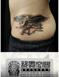 腰部流行经典的欧美老鹰纹身图片