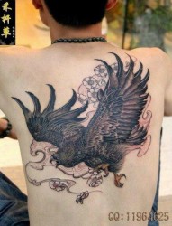 男性后背很酷经典的老鹰纹身图片