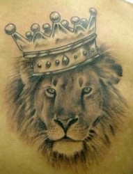 狮子纹身图片：背部狮子狮子头皇冠纹身图案