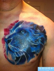 男生前胸经典流行的彩色狮头纹身图片