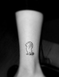 女人腿部一张线条小狮子纹身图片