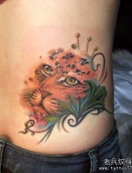 美女腰部一张彩色狮子头纹身图片